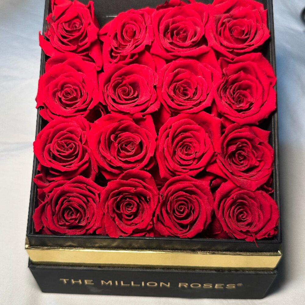 The Million Roses Square Box - Picture 2 of 4